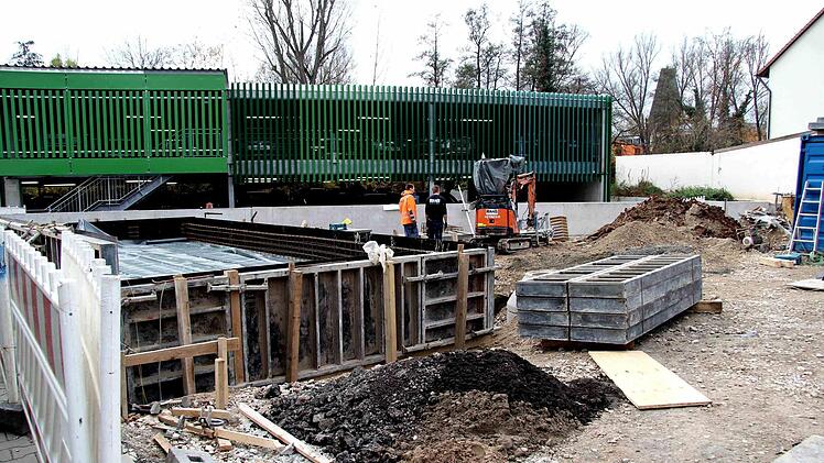 Auf der Nordseite des Parkdecks wird ein Imbissgebäude errichtet.Richard Sänger