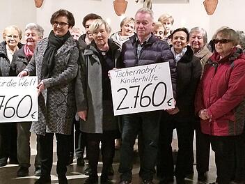Im Rahmen eines Gottesdienstes für Mitarbeiter der Kirchengemeinde Seidmannsdorf wurden die Spenden an die Vertreter der beiden Aktionen übergeben.  Foto: Wolfgang Desombre
