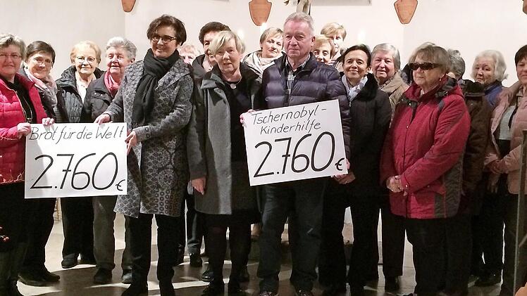 Im Rahmen eines Gottesdienstes für Mitarbeiter der Kirchengemeinde Seidmannsdorf wurden die Spenden an die Vertreter der beiden Aktionen übergeben.  Foto: Wolfgang Desombre