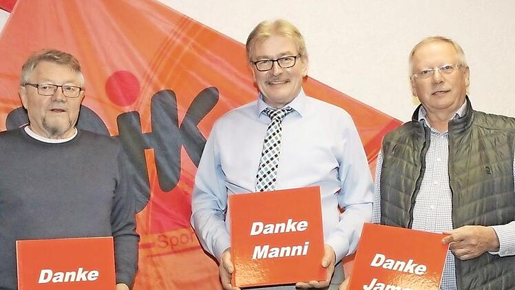 Sie machen Platz für die Jungen: Johann Möhrlein, Manfred Ott und Georg Stöcklein mit Erinnerungsalben.  Foto: Carmen Schwind