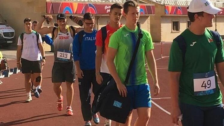 Merlin Hummel lässt schon beim Einlauf zur Quali im Stadion von Baku die Muskeln spielen.  Foto: Martin Ständner