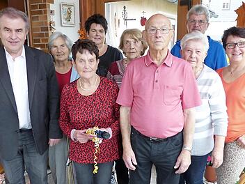 80. Geburtstag im Hause Becher: Unser Bild zeigt (von links) Bürgermeister Siegfried Beyer, Marga Lindenberger, Jubilarin Hannelore Becher, Tochter Kerstin Dreiseitel, Schwester Renate Scheler, Ehemann Robert Becher, Elfriede Kaspar, Ronald Lindenberger und Tochter Regina Knarr. Foto: Klaus-Peter Wulf