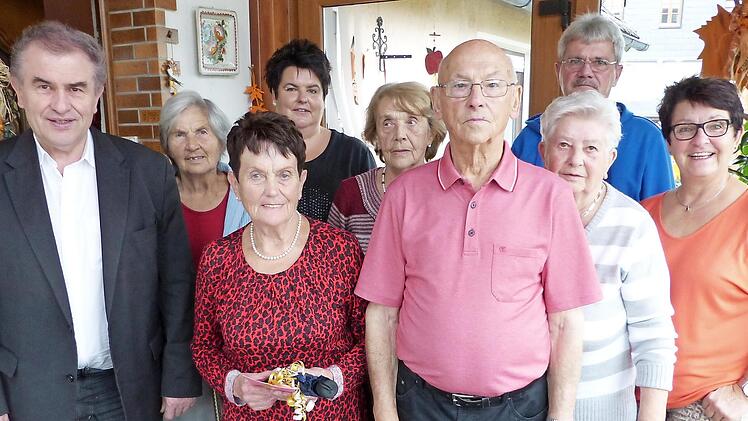 80. Geburtstag im Hause Becher: Unser Bild zeigt (von links) Bürgermeister Siegfried Beyer, Marga Lindenberger, Jubilarin Hannelore Becher, Tochter Kerstin Dreiseitel, Schwester Renate Scheler, Ehemann Robert Becher, Elfriede Kaspar, Ronald Lindenberger und Tochter Regina Knarr. Foto: Klaus-Peter Wulf