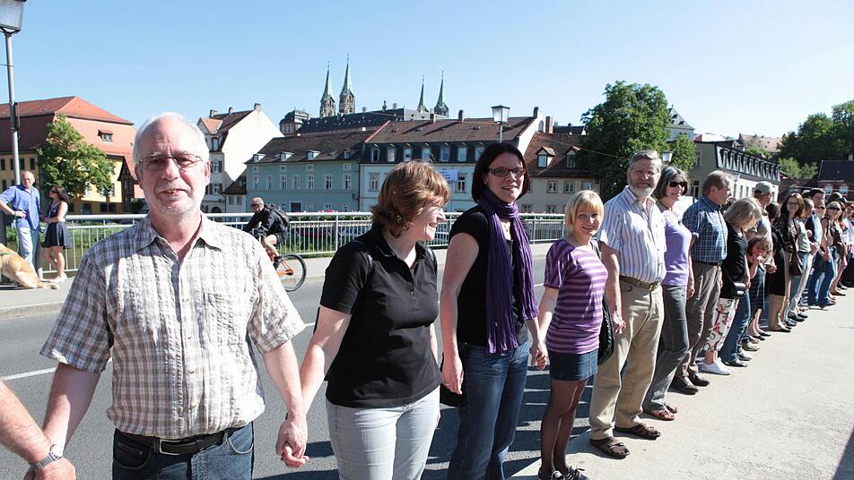 Am 5. Juni 2010 bildeten Tausende friedliche  Bürger in Bamberg eine Menschenkette aus Protest gegen den erneuten Bundesparteitag der NPD in Bamberg.  Foto: Barbara Herbst