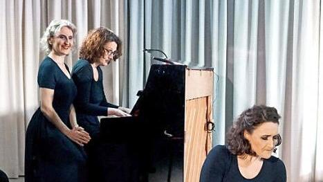 Die drei Künstlerinnen in "Die Schwestern" von Johannes Brahms, am Klavier Britta Köstner  Fotos: Richard Sänger