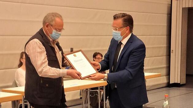 Andreas Maier bekam stellvertretend für alle ausscheidenden Gemeinderäte eine Urkunde von Karsten Fischkal überreicht. Foto: Britta Schnake