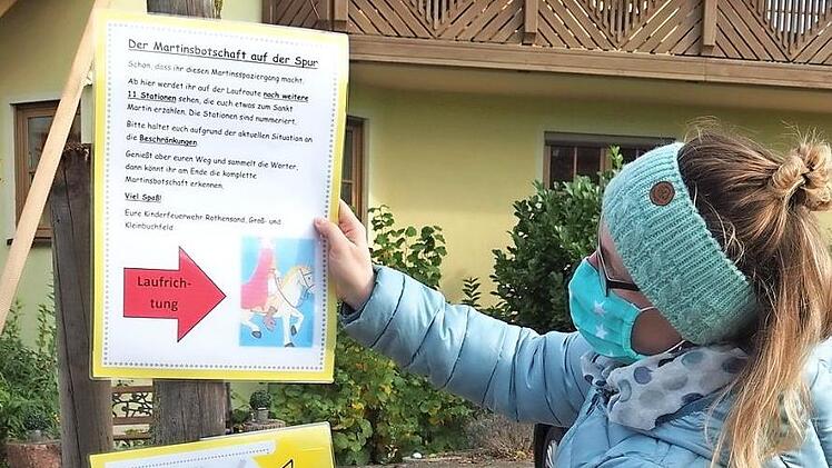 Der Martinsspaziergang beginnt am Haus der Familie Walz. Der Infektionsschutz darf nicht außen vor bleiben.
