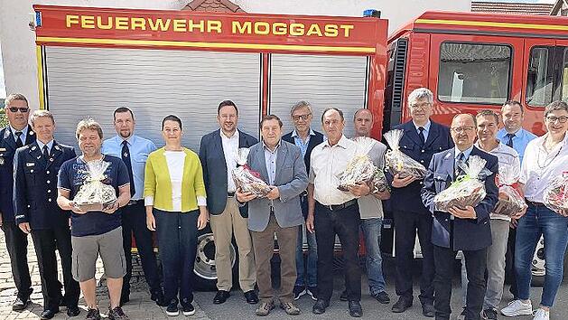 Neben der &Uuml;bergabe des neuen Feuerwehrautos wurden auch Mitglieder geehrt.