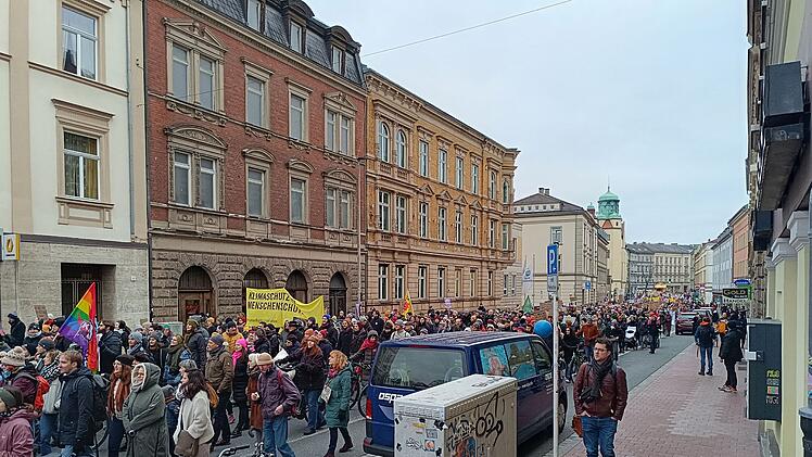 Große Demo in Bamberg: Tausende Menschen ziehen durch die Straßen