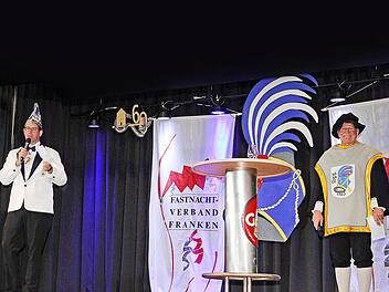 Ordensverleihung des Fastnacht-Verbandes Franken in Hammelburg: Sebastian Kleinhenz (1. Vorsitzender HA-KA-GE 1960 e.V.) und Markus Daum (Hammelburger Herold) begr&uuml;&szlig;ten die f&ouml;rdernden Mitglieder aus ganz Unterfranken.