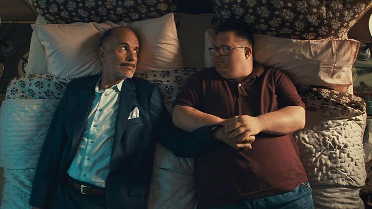 Eigentlich will Thomas (Christoph Maria Herbst, links) seinen Halbbruder aus dem Haus ekeln, um es verkaufen zu k&ouml;nnen. Doch dann schleicht sich Roland (Nicolas Randel) zunehmend in sein Herz.