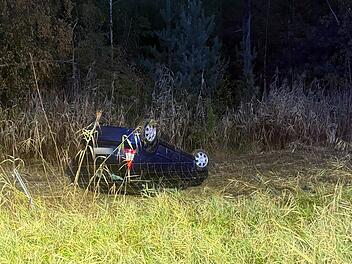Mann kommt mit Auto von A9 bei N&uuml;rnberg ab