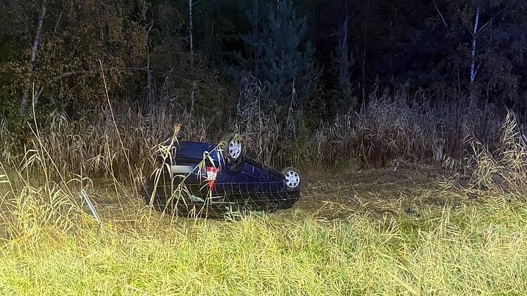 Mann kommt mit Auto von A9 bei N&uuml;rnberg ab