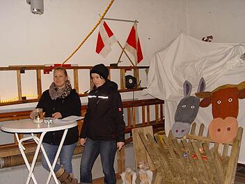 Vor der Krippe lasen Marion Breitenbach (links) und Nicola Kretz die Geschichte des kleinen Tims.  Foto: Brigitta Kempe-Wolf