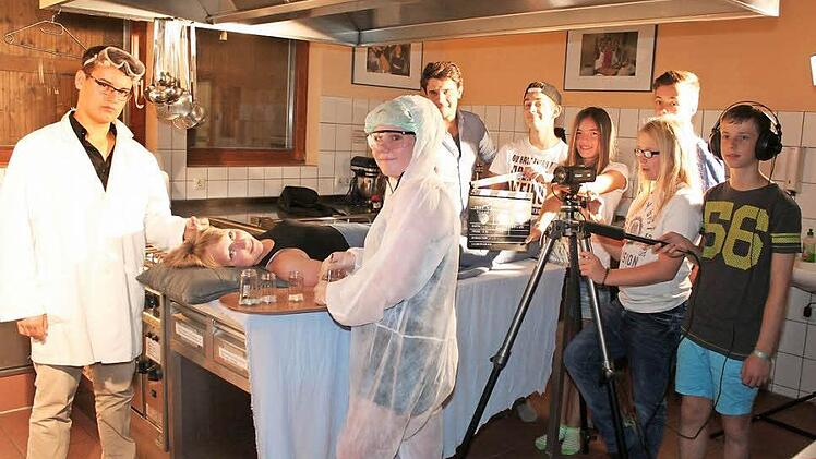 Weiße Kacheln und Edelstahl: Die Küche des Camps ist genau der richtige Drehort für den Horrorfilm (noch ohne Namen). Moritz Goßler (Vierter von links) betreut das Projekt.  Fotos: Evi Seeger
