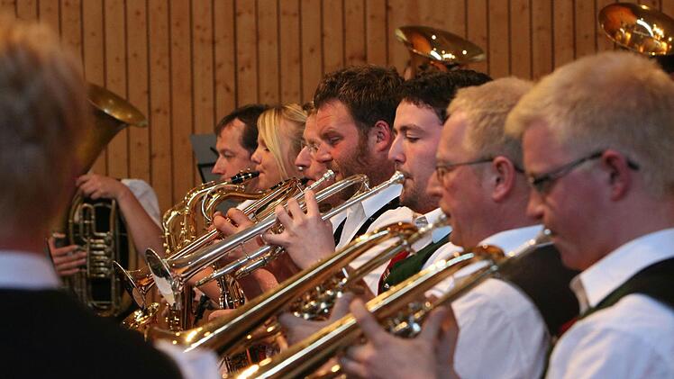Im ersten Teil des Konzerts in Meeder trat die Musikkapelle Nußdorf am Inn auf.Foto: Jochen Berger