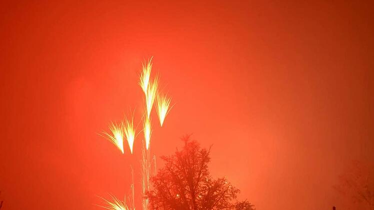 Zum Jahreswechsel 2016/2017 haben viele Kissinger den Blick auf das Feuerwerk genossen. Ein besonderes Lichterspektakel war von der Therme aus zu sehen. Glitzernde Sterne und leuchtende Fontänen lockten bei minus sieben Grad ins Freie. Foto: Peter Rauch