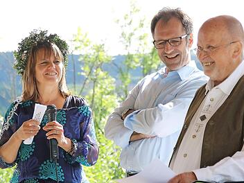 Ute und Oliver Krais feierten ihre Silberhochzeit mit zahlreichen Gästen am Verlobungstempel. Karl Beudert (rechts), dem Münnerstadt diesen Pavillon verdankt, hatte diese Feier arrangiert.  Foto: Dieter Britz