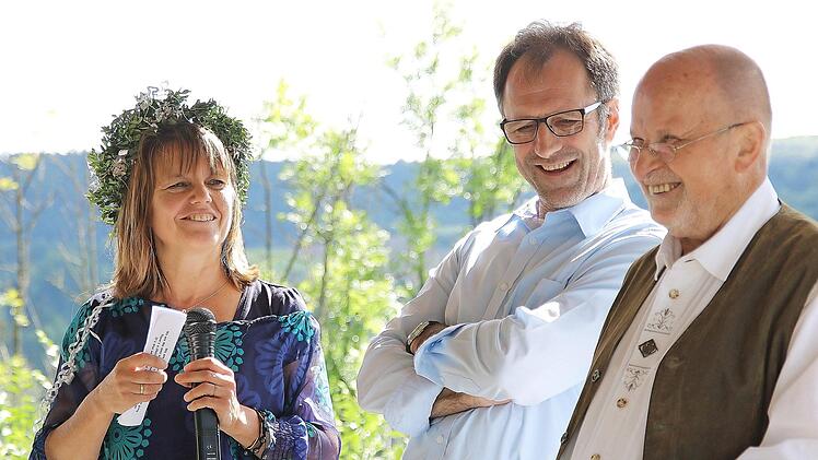 Ute und Oliver Krais feierten ihre Silberhochzeit mit zahlreichen Gästen am Verlobungstempel. Karl Beudert (rechts), dem Münnerstadt diesen Pavillon verdankt, hatte diese Feier arrangiert.  Foto: Dieter Britz