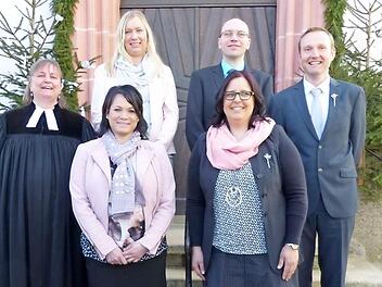 Ihre silberne Konfirmation feierten mit Pfarrerin Heidrun Hemme (vorne, nach rechts) Carina Thieroff und Susanne Renner sowie (obere Reihe, von links) Carolin Fischer, Heiko Hübner und Daniel Hain.