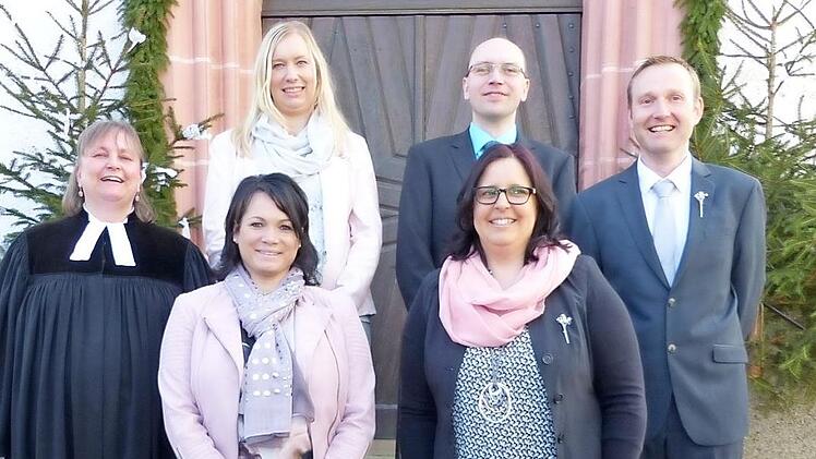 Ihre silberne Konfirmation feierten mit Pfarrerin Heidrun Hemme (vorne, nach rechts) Carina Thieroff und Susanne Renner sowie (obere Reihe, von links) Carolin Fischer, Heiko Hübner und Daniel Hain.