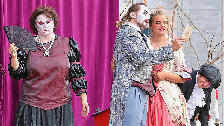 Otto Dracula (Jürgen Bartenstein, zweiter von links) übergibt Anämia  (Franziska Schneider), der Tochter seiner Frau Mariza (Inge Hochhaus,  links) mit einem Poppenläurer, das Testament. Rechts Diener Igor (Armin  Schüller), der die auf dem weiten Weg nach Franken begleitet. Foto: Dieter  Britz