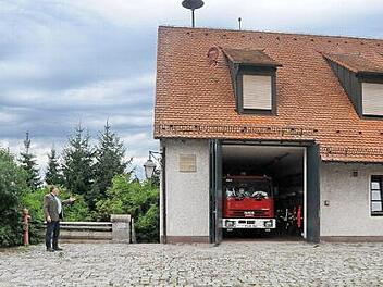 Oswald Siebenhaar zeigt, wo die neue Garage für das kleinere Löschfahrzeug in Bräuningshof gebaut werden soll.  Foto: Karl Heinz Wirth