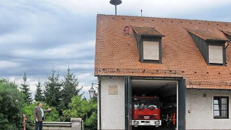 Oswald Siebenhaar zeigt, wo die neue Garage für das kleinere Löschfahrzeug in Bräuningshof gebaut werden soll.  Foto: Karl Heinz Wirth