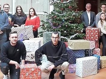 Sch&uuml;ler und Lehrer haben insgesamt 42 P&auml;ckchen gepackt. Foto: privat