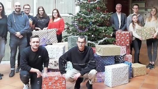 Sch&uuml;ler und Lehrer haben insgesamt 42 P&auml;ckchen gepackt. Foto: privat