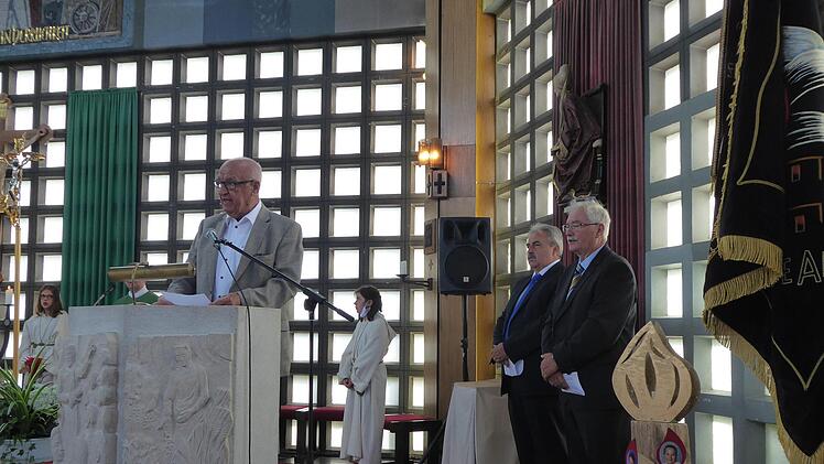 Die drei ehemaligen Bürgermeister bei den Fürbitten:  Adam Martin  am Pult, rechts Anton Dennerlein und Gerhard Amon Foto: Heidi Amon