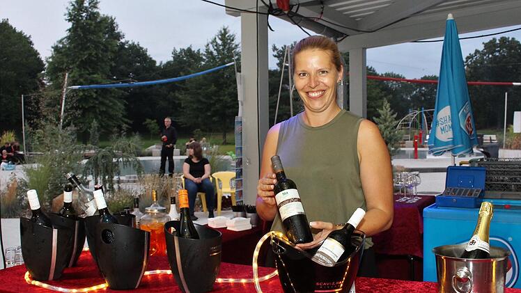 Nach der Zitterpartie mit dem Wetter verwöhnte Nadja Müller völlig entspannt an ihrem Kiosk die Gäste.   Foto: Evi Seeger