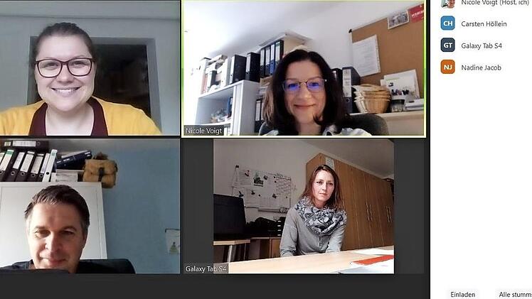 Nadine Jacob, Nicole Voigt und Natalia Richter (im Uhrzeigersinn) während des ersten Lockdowns im Gespräch mit Carsten Höllein  Foto: AWO