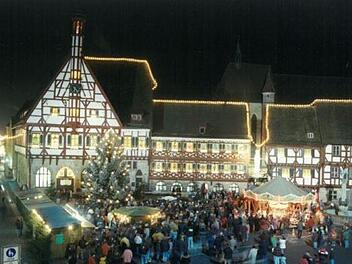 1997 wurde der Adventskalender sogar erweitert, indem das Nachbarhaus mit einer Lichterkette ins Bild genommen wurde. Foto: Hans Grün