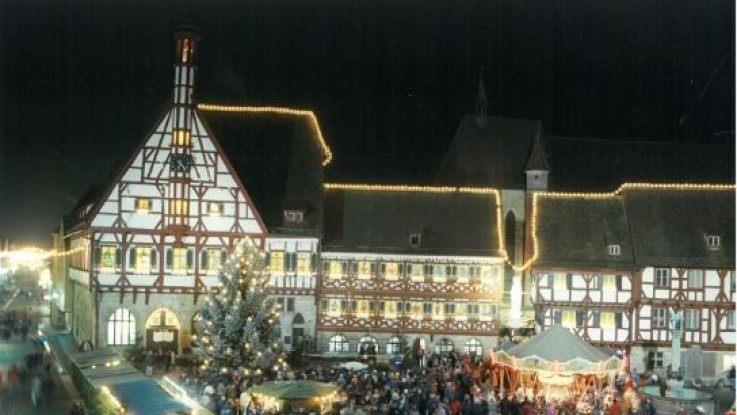 1997 wurde der Adventskalender sogar erweitert, indem das Nachbarhaus mit einer Lichterkette ins Bild genommen wurde. Foto: Hans Grün