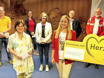 Gerhard Zettel, Bereichsdirektor der VR-Bank Oberfranken-Mitte (rechts), und Anna Neukam, Leiterin der VR-Geschäftsstelle Thurnau (Vierte von links ) übergaben Spenden von insgesamt 11 000 Euro.
