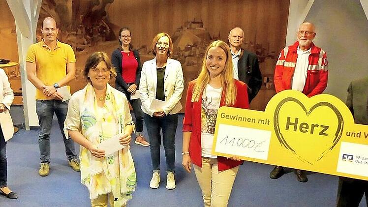 Gerhard Zettel, Bereichsdirektor der VR-Bank Oberfranken-Mitte (rechts), und Anna Neukam, Leiterin der VR-Geschäftsstelle Thurnau (Vierte von links ) übergaben Spenden von insgesamt 11 000 Euro.