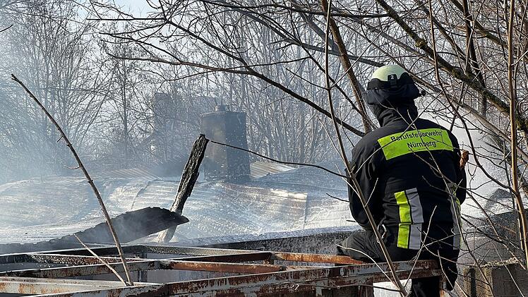 Scheune in Vollbrand: Gebäude bereits zum Teil eingestürzt