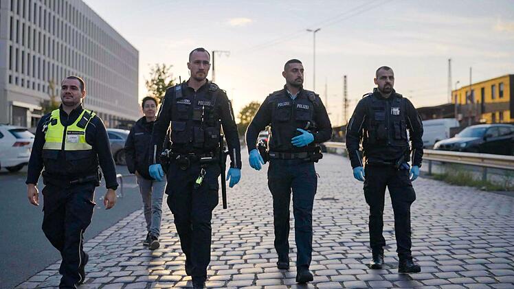 Wie sicher ist Deutschland? Dunja Hayali forscht nach - und begleitet unter anderem die Polizeistreife am Bremer Hauptbahnhof.