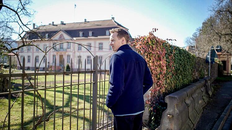 F&uuml;r die ZDF-Doku "Die geheime Welt des Adels - mit Jochen Breyer" reist der ZDF-Moderator zu Schl&ouml;ssern und Burgen in ganz Deutschland.