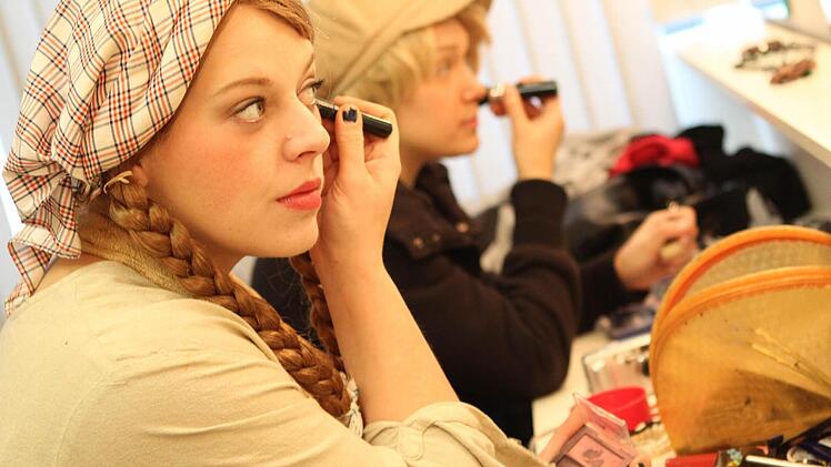 Vor dem Auftritt schminken sich die Schauspielerinnen Christina Agel (Vordergrund) und Catharina Zukrigl.
