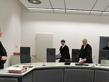 Die Zweite Strafkammer des Landgerichts Bamberg unter Vorsitzendem Richter Manfred Schmidt (Zweiter von rechts) zieht in den Schwurgerichtssaal ein. Links steht Oberstaatsanwalt Bernd Lieb. Foto: Ronald Rinklef/Archiv