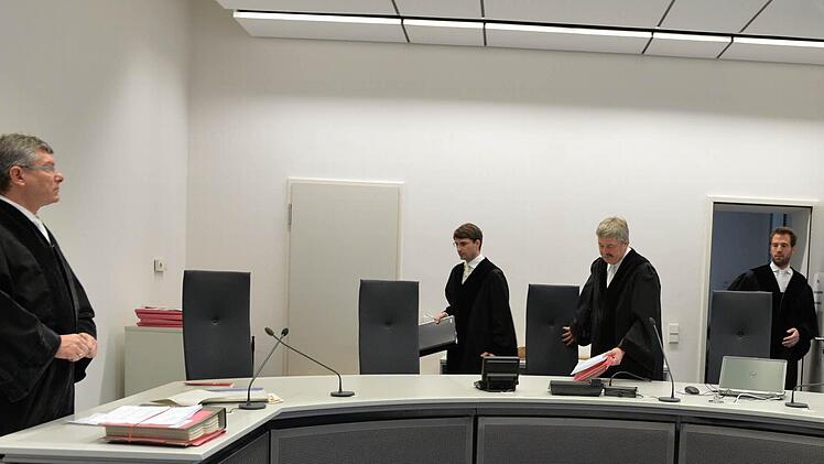 Die Zweite Strafkammer des Landgerichts Bamberg unter Vorsitzendem Richter Manfred Schmidt (Zweiter von rechts) zieht in den Schwurgerichtssaal ein. Links steht Oberstaatsanwalt Bernd Lieb. Foto: Ronald Rinklef/Archiv