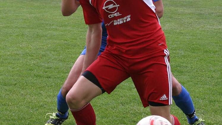 Der Eberner Seppi Weiß (vorne) deckt den Ball geschickt ab.
