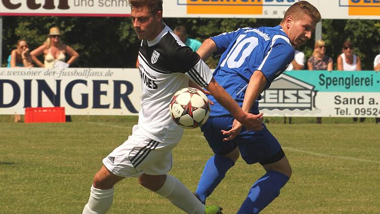 Rücken an Rücken im Kampf um den Ball der Sander Dominik Rippstein (links) und Gästespieler Julian Meyer.
