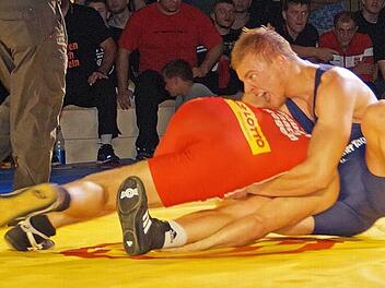 Der Lichtenfelser Patryk Dublinowski (rechts) dreht den Mainzer Konstantin Völk durch, doch am Ende behielt der ASVler mit 9:4 nach Punkten die Oberhand.  Foto: Heiko Scherer