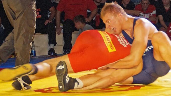 Der Lichtenfelser Patryk Dublinowski (rechts) dreht den Mainzer Konstantin Völk durch, doch am Ende behielt der ASVler mit 9:4 nach Punkten die Oberhand.  Foto: Heiko Scherer