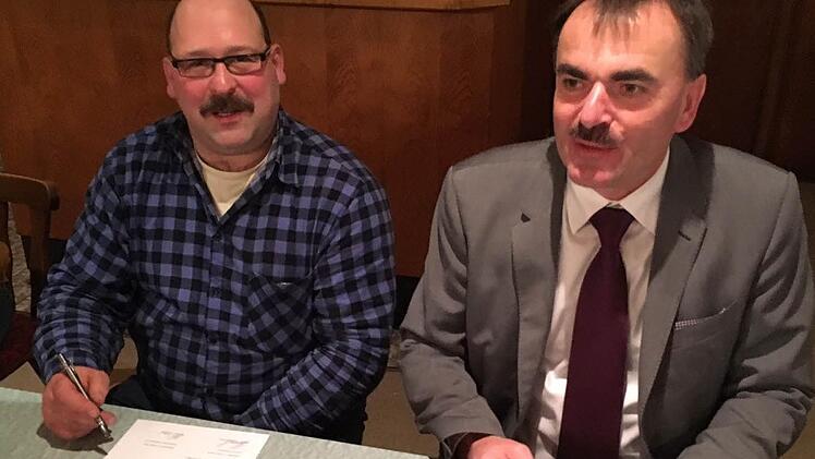 Bürgermeister Harald Hofmann (rechts) und der Vorsitzende des Heimatvereins Nüdlingen, Werner Herterich unterzeichnen den Vertrag.  Foto: Arthur Stollberger