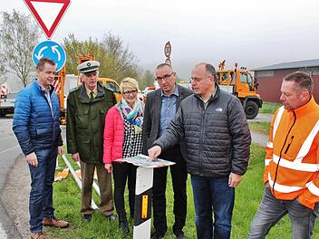 Dienstbesprechung am neuen Kreisel v.l. Kurdirektor Thomas Beck, Hauptkommisar Olaf Gräf, Tatjana Schmitt, Verkehrsamt und 2. Bürgermeister Andreas Sandwall, Bad Bocklet, Abteilungsleiter Staatl. Bauamt Matthias Wacker und Straßenmeister Steffen Zehe, Straßenmeisterei Hammelburg. Foto: Werner Vogel