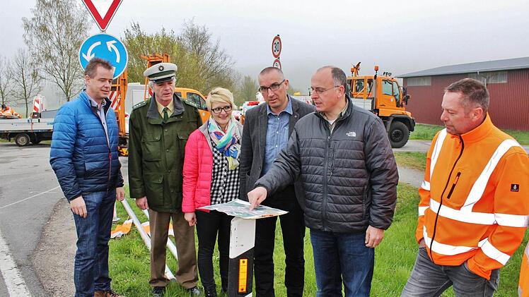 Dienstbesprechung am neuen Kreisel v.l. Kurdirektor Thomas Beck, Hauptkommisar Olaf Gräf, Tatjana Schmitt, Verkehrsamt und 2. Bürgermeister Andreas Sandwall, Bad Bocklet, Abteilungsleiter Staatl. Bauamt Matthias Wacker und Straßenmeister Steffen Zehe, Straßenmeisterei Hammelburg. Foto: Werner Vogel